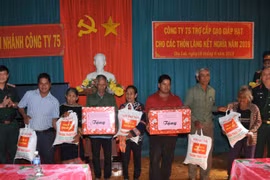 Binh đoàn 15 hỗ gạo cho đồng bào vùng biên mùa giáp hạt