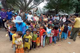 Tặng quà cho đồng bào nghèo, gia đình chính sách và học sinh khó khăn