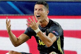 Đánh bại Ronaldo, Messi được bầu là tiền đạo hay nhất thế giới