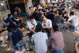 Người Việt trẻ ham chơi...