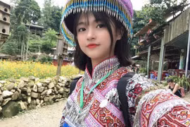 Xao xuyến nét đẹp trong sáng của cô gái dân tộc Giáy