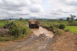 Bàn giao mốc thực địa tại mỏ đá Chư Á