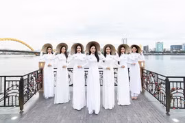 Cận cảnh thân hình quyến rũ của thí sinh Miss World trong tà áo dài