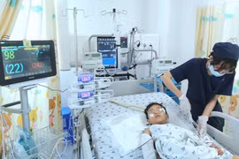 Bé trai 5 tuổi rơi từ tầng 12 chung cư thoát chết kì diệu