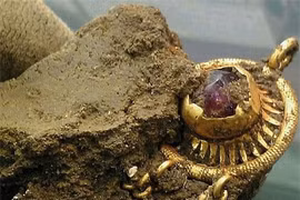 Cô gái may mắn 'vớ' được kho báu của nhà vua