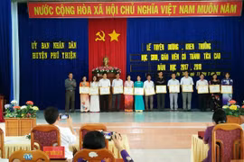 Phú Thiện: Tuyên dương, khen thưởng học sinh, giáo viên đạt thành tích cao
