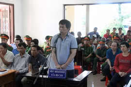 Trùm gỗ lậu Hà "đen" và 17 đồng phạm lĩnh án