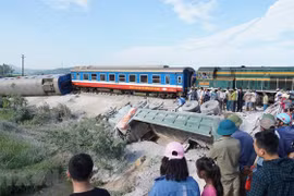 Ngành Đường sắt chuyển tải 9 chuyến sau vụ tai nạn lật tàu thảm khốc