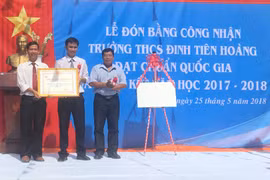 Đón nhận Bằng công nhận Trường đạt chuẩn quốc gia