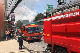 Cháy dữ dội ở xưởng sản xuất mút xốp quận 12