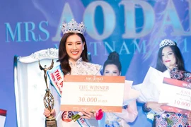 Top 10 HHVN 2010 Phí Thùy Linh đăng quang Mrs Áo dài 2018