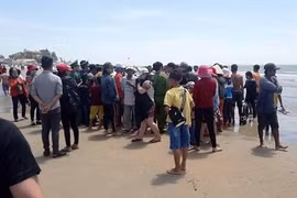 Vợ trẻ mang thai bị sóng biển cuốn, chồng lao ra cứu tử vong