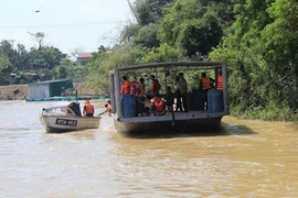 Thuyền mắc cạn, lội xuống sông vào bờ, một người bị nước cuốn trôi