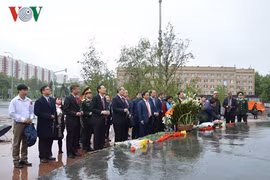 Ông Nguyễn Thiện Nhân đặt hoa tại tượng đài Bác Hồ ở Liên bang Nga