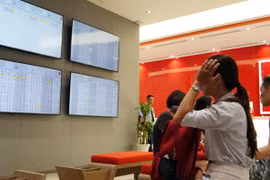 Bầu Đức và lãnh đạo doanh nghiệp mua cổ phiếu để 'cứu giá'