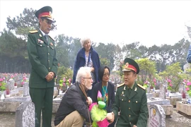 Những cái bắt tay từ hai nửa bán cầu