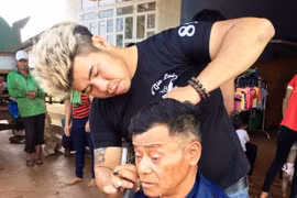 Bạn trẻ cao nguyên cắt tóc miễn phí cho HS nghèo, người khuyết tật