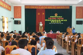 Đại biểu HĐND huyện Kông Chro đối thoại với trẻ em