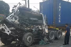 Tài xế container kêu cứu trong cabin bị bẹp nát