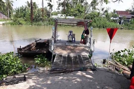 Thi thể nữ lái đò nổi trên sông, đầu và mặt có vết chém