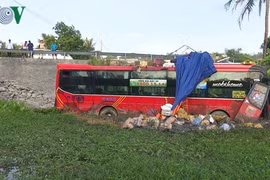 Xe khách Quảng Ngãi mất lái, lao xuống ruộng, 4 người bị thương ​