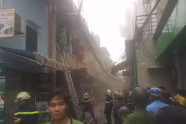 Chập điện, chung cư cũ gần 50 năm tuổi bùng cháy dữ dội