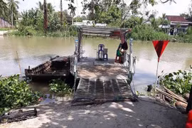 Thi thể nữ lái đò nổi trên sông, đầu và mặt có vết chém