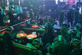 Nửa đêm đột kích quán bar, phát hiện "kho" hung khí giấu dưới cửa