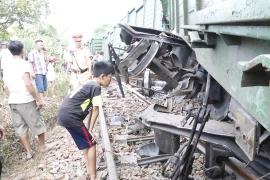 Hoảng hồn nhìn 2 tàu hỏa tông trực diện phát ra tiếng nổ như bom