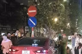 Đập kính xe ô tô, giải cứu người đàn ông say rượu gục trong xe