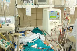 3 người nhập viện do ngộ độc rượu chứa cồn công nghiệp