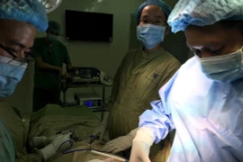 Hơn 10 năm người phụ nữ nghèo chịu đựng bướu giáp to