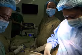 Hơn 10 năm người phụ nữ nghèo chịu đựng bướu giáp to