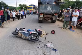 Va chạm với xe tải, bố và con gái 6 tuổi tử vong tại chỗii
