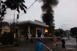 Xe bồn bốc cháy khi tiếp nhiên liệu tại cây xăng