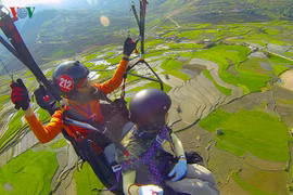 Mãn nhãn ngắm mùa nước đổ Mù Cang Chải trên dù lượn