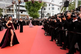 Lý Nhã Kỳ mặc váy hở đùi lên thảm đỏ Cannes