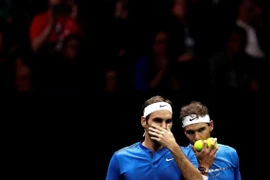 Roger Federer soán ngôi giữa mùa đất nện, Nadal rượt đuổi