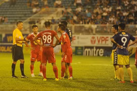 Trận cầu xấu xí của CLB Hà Nội tại Pleiku