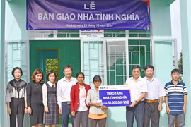 Bàn giao nhà cho hộ nghèo ở Ia Grai và Phú Thiện