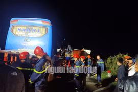 Xe khách tông vào đuôi xe tải, 15 người thương vong