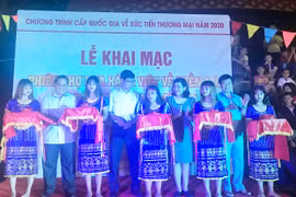 Phiên chợ hàng Việt tại xã biên giới Ia Nan