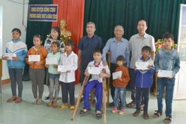 Gia Lai: Trao 40 suất học bổng cho học sinh khuyết tật, mồ côi