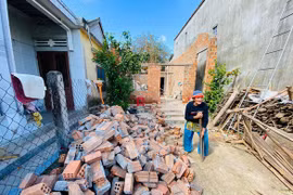 Nhà sập, ông bà già 90 tuổi lọ mọ khắp xóm tìm lại những tấm tôn của nhà mình