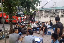 Hoa mắt với 'cò' việc làm ở bến xe