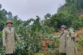Bí thư Đắk Lắk thăm hỏi trao tặng quà đồng bào miền Trung