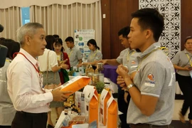 Làm bún từ trái gấc