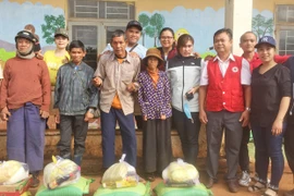 Tặng quà cho bệnh nhân phong và học khó khăn Chư Pưh