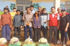 Tặng quà cho bệnh nhân phong và học khó khăn Chư Pưh