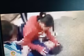 Hai nữ sinh bị nhóm bạn đè đánh trong giờ ra chơi